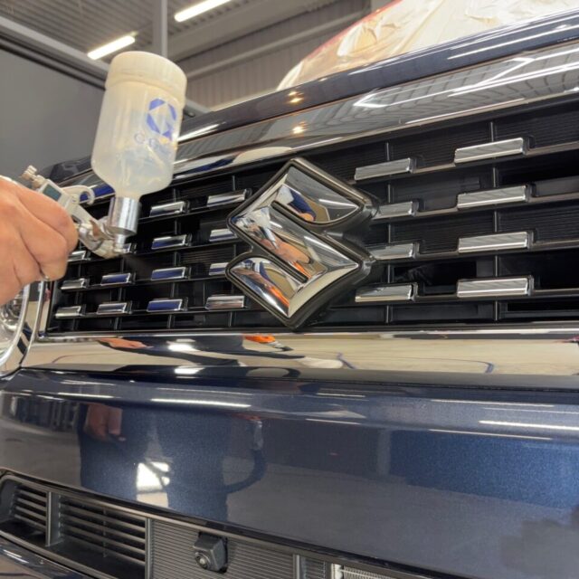 徳島県三好市のカーコーティング専門店SOUPにて、スズキ MX91S ワゴンRスマイルへG.Guardガラスコーティング3層コートとウィンドウ撥水コートを丁寧に施工中。 均一な被膜形成により、耐久性・撥水性・防汚性能を最大限に引き出します。