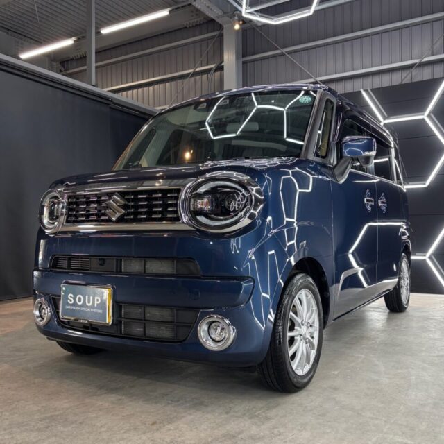 徳島県三好市のカーコーティング専門店SOUPにて、スズキ MX91S ワゴンRスマイルへG.Guardガラスコーティング3層コート再施工とウィンドウ撥水コートを実施。 ボディは深い艶と保護性能を回復し、ガラス面は雨天時の視界性能を大幅に向上。