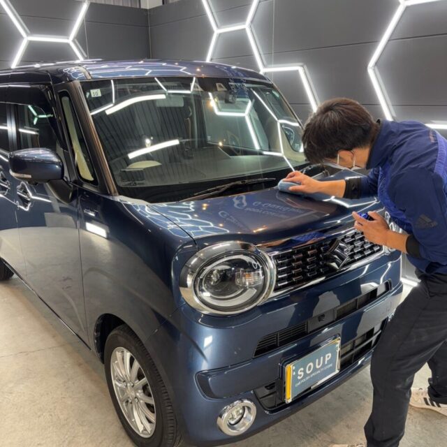 徳島県三好市のカーコーティング専門店SOUPにて、スズキ MX91S ワゴンRスマイルへG.Guardガラスコーティング3層コートとウィンドウ撥水コートを丁寧に施工中。 均一な被膜形成により、耐久性・撥水性・防汚性能を最大限に引き出します。