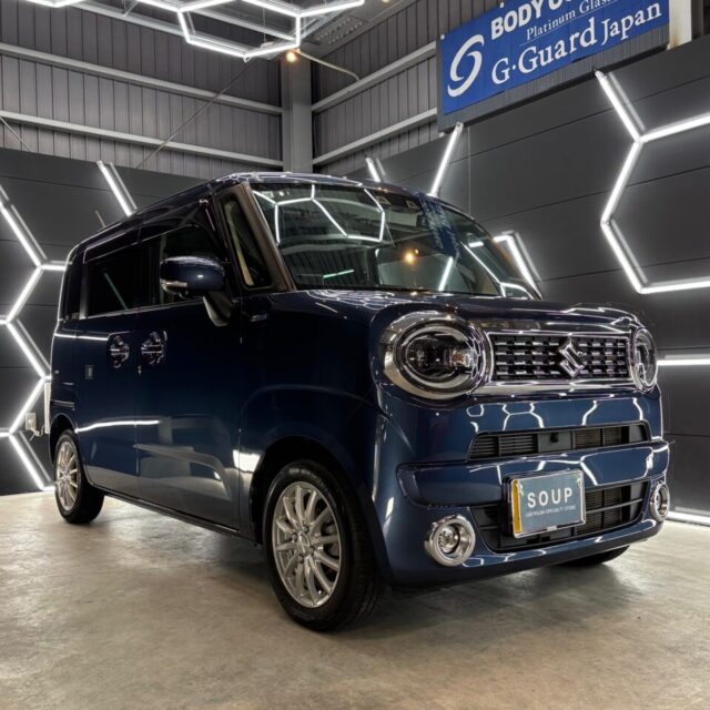 徳島県三好市のカーコーティング専門店SOUPにて、スズキ MX91S ワゴンRスマイルへG.Guardガラスコーティング3層コート再施工とウィンドウ撥水コートを実施。 ボディは深い艶と保護性能を回復し、ガラス面は雨天時の視界性能を大幅に向上。