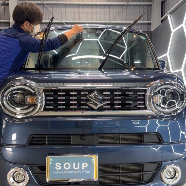 徳島県三好市のカーコーティング専門店SOUPにて、スズキ MX91S ワゴンRスマイルへG.Guardガラスコーティング3層コートとウィンドウ撥水コートを丁寧に施工中。 均一な被膜形成により、耐久性・撥水性・防汚性能を最大限に引き出します。