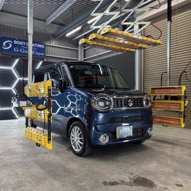 遠赤外線ヒーターで加熱乾燥中のスズキ MX91S ワゴンRスマイル。徳島県三好市のカーコーティング専門店SOUPが、G.Guardガラスコーティング3層コートとウィンドウ撥水コートの定着を促進し、艶・撥水・耐久性能を安定させています。