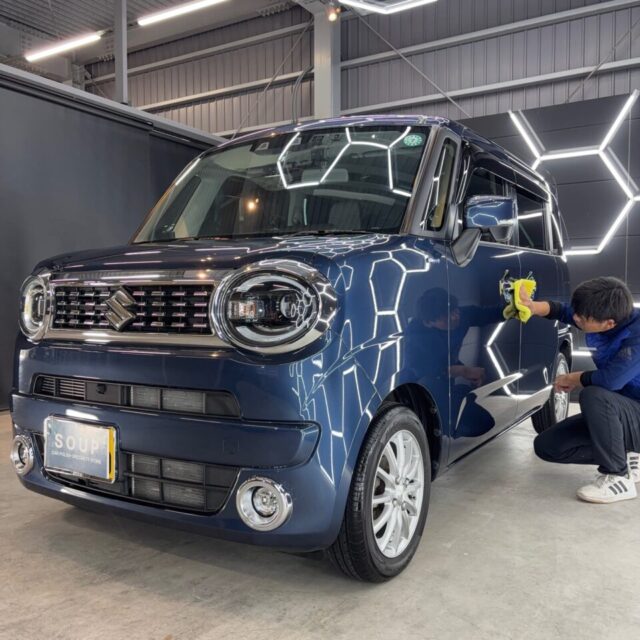 徳島県三好市のカーコーティング専門店SOUPにて、スズキ MX91S ワゴンRスマイルへG.Guardガラスコーティング3層コート再施工とウィンドウ撥水コートを実施。 ボディは深い艶と保護性能を回復し、ガラス面は雨天時の視界性能を大幅に向上。