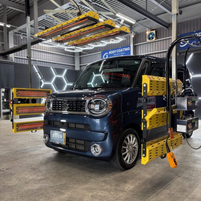 遠赤外線ヒーターで加熱乾燥中のスズキ MX91S ワゴンRスマイル。徳島県三好市のカーコーティング専門店SOUPが、G.Guardガラスコーティング3層コートとウィンドウ撥水コートの定着を促進し、艶・撥水・耐久性能を安定させています。