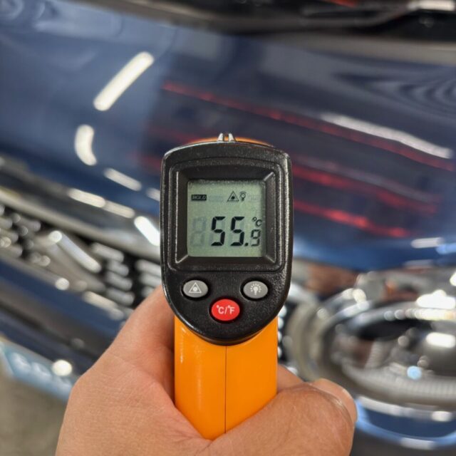 遠赤外線ヒーターで加熱乾燥中のスズキ MX91S ワゴンRスマイル。徳島県三好市のカーコーティング専門店SOUPが、G.Guardガラスコーティング3層コートとウィンドウ撥水コートの定着を促進し、艶・撥水・耐久性能を安定させています。