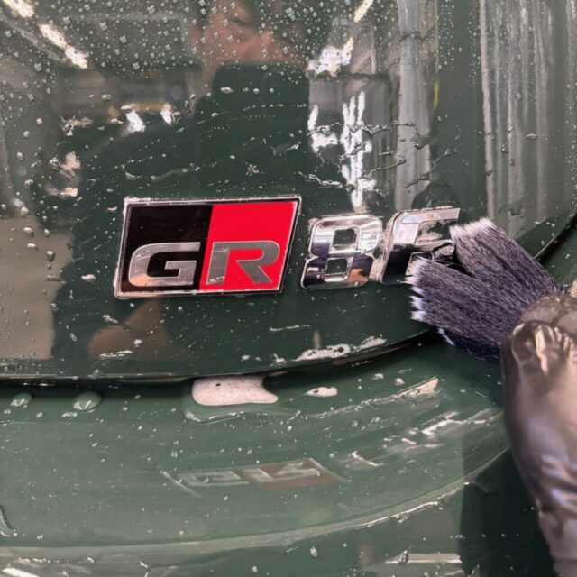 徳島県三好市のカーコーティング専門店SOUPで施工中のトヨタ ZN8 GR86。 SystemXセラミックコーティングメンテナンス前の丁寧な洗浄と下地調整により、被膜性能を最大限に引き出すプロフェッショナル工程。