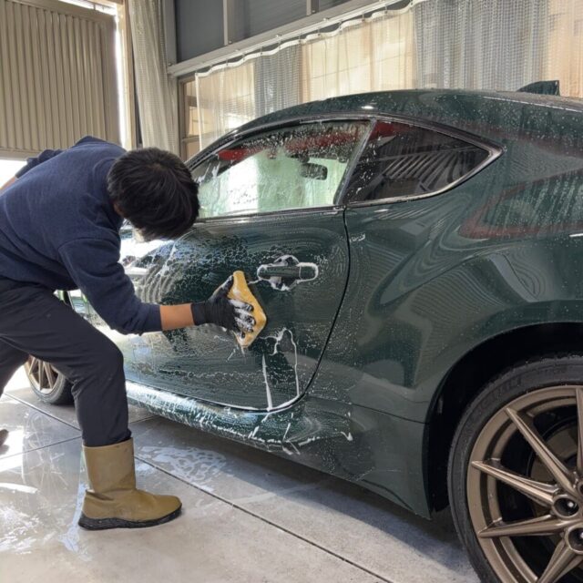 徳島県三好市のカーコーティング専門店SOUPで施工中のトヨタ ZN8 GR86。 SystemXセラミックコーティングメンテナンス前の丁寧な洗浄と下地調整により、被膜性能を最大限に引き出すプロフェッショナル工程。