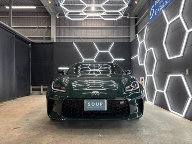 徳島県三好市のカーコーティング専門店SOUPにて、トヨタ ZN8 GR86へSystemXセラミックコーティングのメンテナンスを施工。 艶の回復と強固な被膜保護により、美しいボディコンディションを長期間維持。