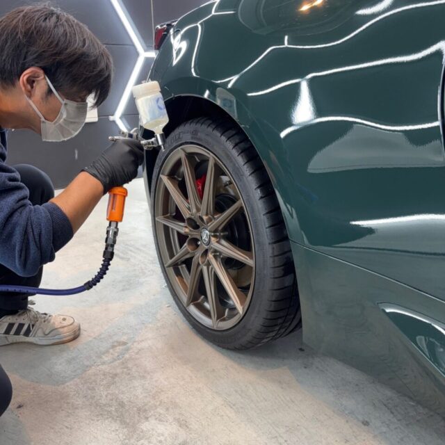 徳島県三好市のカーコーティング専門店SOUPにて、トヨタ ZN8 GR86のホイールコーティングを施工。 ブレーキダストや汚れの固着を防ぎ、美観とメンテナンス性を高める足元保護。
