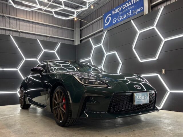 徳島県三好市のカーコーティング専門店SOUPにて、トヨタ ZN8 GR86へSystemXセラミックコーティングのメンテナンスを施工。 艶の回復と強固な被膜保護により、美しいボディコンディションを長期間維持。