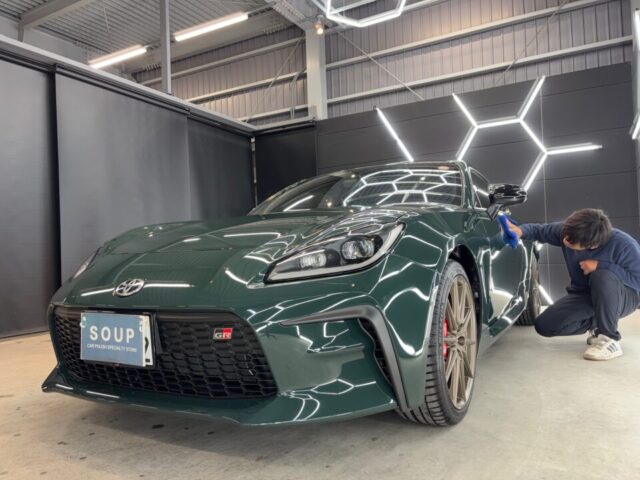 SystemXセラミックコーティングメンテナンス施工後、徳島県三好市のカーコーティング専門店SOUPにてトヨタ ZN8 GR86をコーティング専用ローションで仕上げ。 艶・撥水・手触りを整え、ワンランク上の美しい仕上がりへ。