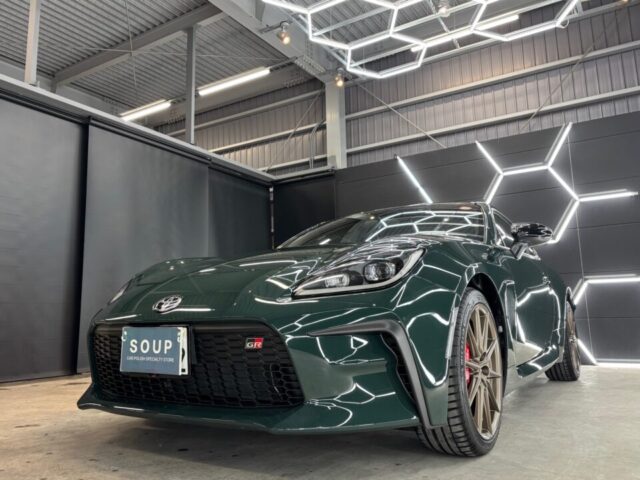 徳島県三好市のカーコーティング専門店SOUPにて、トヨタ ZN8 GR86へSystemXセラミックコーティングのメンテナンスを施工。 艶の回復と強固な被膜保護により、美しいボディコンディションを長期間維持。