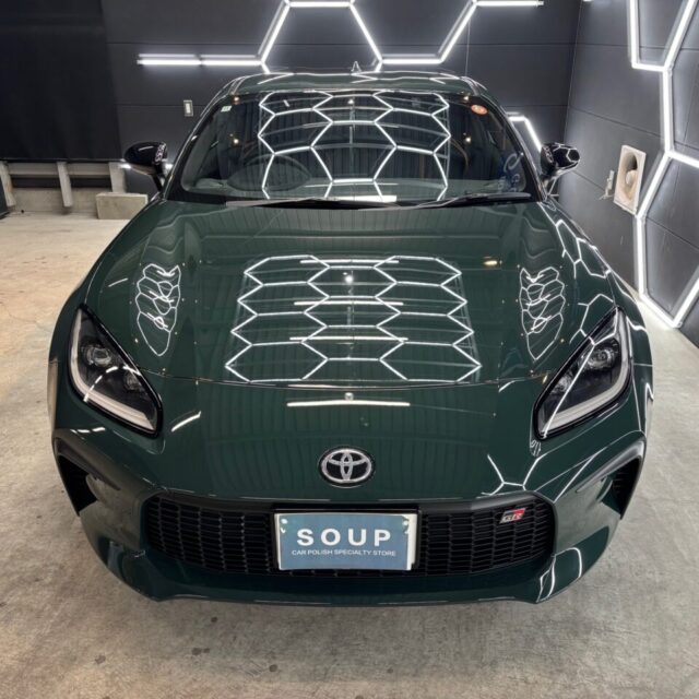徳島県三好市のカーコーティング専門店SOUPにて、トヨタ ZN8 GR86へSystemXセラミックコーティングのメンテナンスを施工。 艶の回復と強固な被膜保護により、美しいボディコンディションを長期間維持。