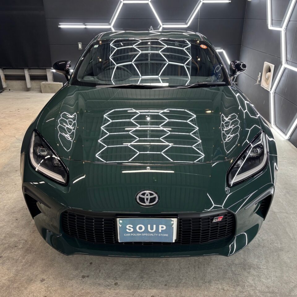 徳島県三好市のカーコーティング専門店SOUPにて、トヨタ ZN8 GR86へSystemXセラミックコーティングのメンテナンスを施工。 艶の回復と強固な被膜保護により、美しいボディコンディションを長期間維持。