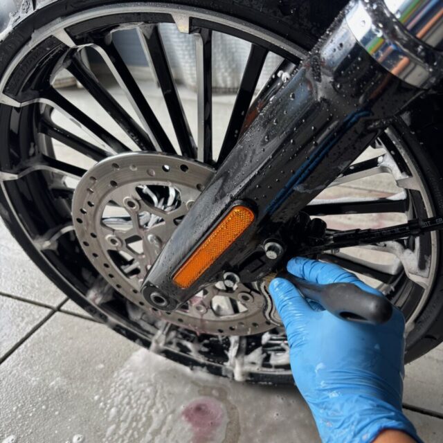 徳島県三好市カーコーティング専門店SOUPで施工中の新車 ハーレーダビッドソン ブレイクアウト FXBR。 SystemX PRO バイクコーティング施工前の丁寧な洗浄と下地処理により、仕上がりの完成度を最大限まで高める。