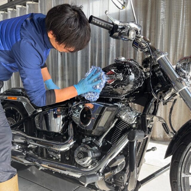 徳島県三好市カーコーティング専門店SOUPで施工中の新車 ハーレーダビッドソン ブレイクアウト FXBR。 SystemX PRO バイクコーティング施工前の丁寧な洗浄と下地処理により、仕上がりの完成度を最大限まで高める。
