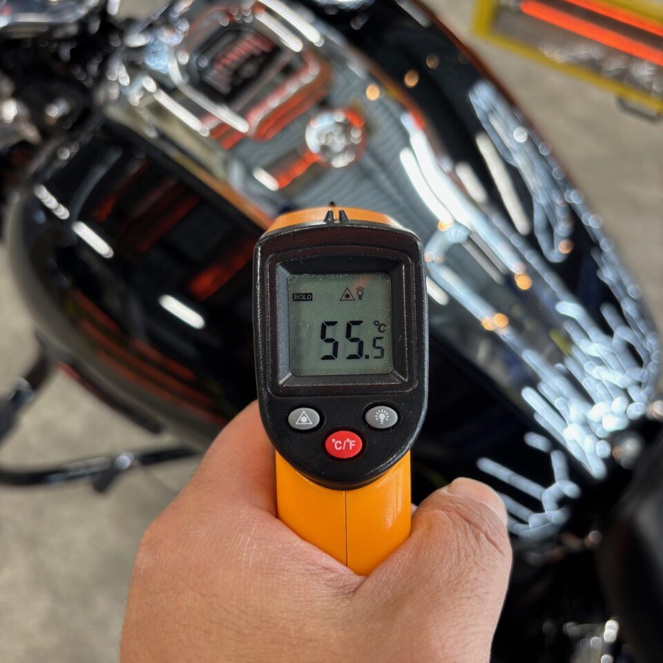 ハーレーダビッドソン ブレイクアウトの燃料タンクを測定した非接触温度計の表示55.5℃