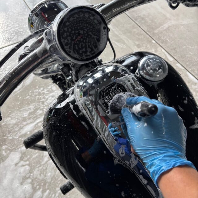 徳島県三好市カーコーティング専門店SOUPで施工中の新車 ハーレーダビッドソン ブレイクアウト FXBR。 SystemX PRO バイクコーティング施工前の丁寧な洗浄と下地処理により、仕上がりの完成度を最大限まで高める。