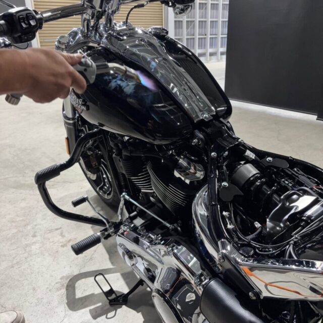 新車 ハーレーダビッドソン ブレイクアウト FXBRへ、SystemX PRO専用ガスプライマーを施工中の様子。 コーティングの密着性・耐久性を高める、徳島県三好市カーコーティング専門店SOUPならではのプロフェッショナル下地工程。
