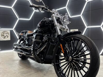 ハーレーダビッドソン 新車 ブレイクアウト FXBR バイクコーティングSystemX PRO 4 - 徳島のガラスコーティング・セラミックコーティング専門店 スープ 徳島県三好市カーコーティング専門店SOUPにて、新車 ハーレーダビッドソン ブレイクアウト FXBR へ SystemX PRO セラミックコーティングを施工。 重厚なブラックボディに深い艶と強靭な保護膜を形成し、長期間美しいコンディションを維持。