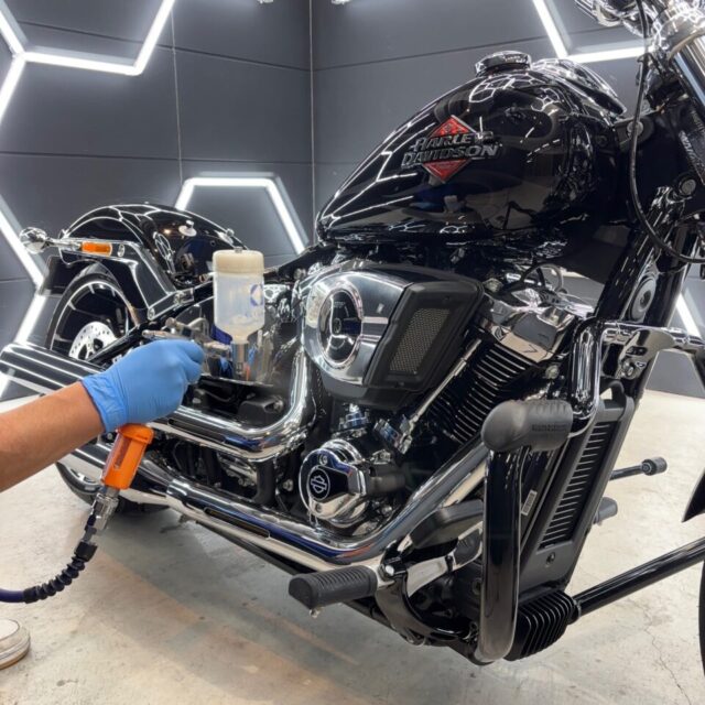 徳島県三好市カーコーティング専門店SOUPにて、新車 ハーレーダビッドソン ブレイクアウト FXBR へ SystemX PRO セラミックコーティングを施工。 重厚なブラックボディに深い艶と強靭な保護膜を形成し、長期間美しいコンディションを維持。