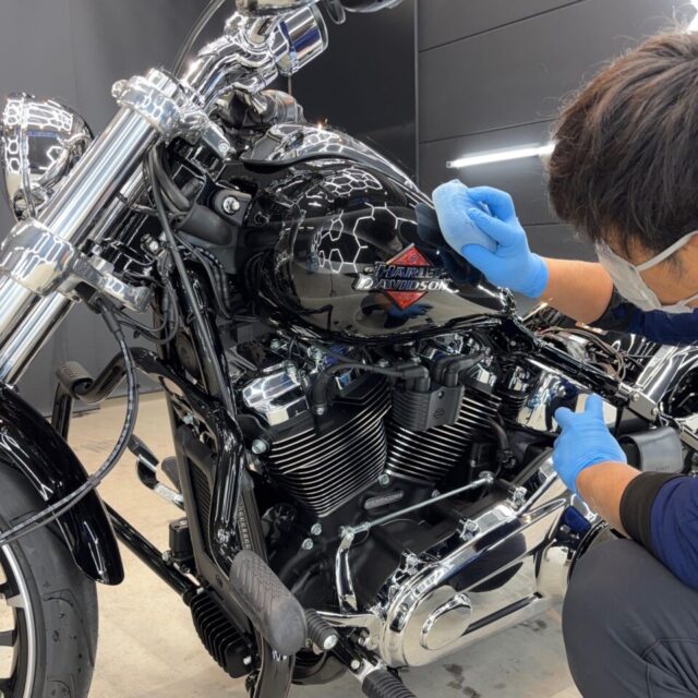徳島県三好市カーコーティング専門店SOUPにて、新車 ハーレーダビッドソン ブレイクアウト FXBR へ SystemX PRO セラミックコーティングを施工。 重厚なブラックボディに深い艶と強靭な保護膜を形成し、長期間美しいコンディションを維持。