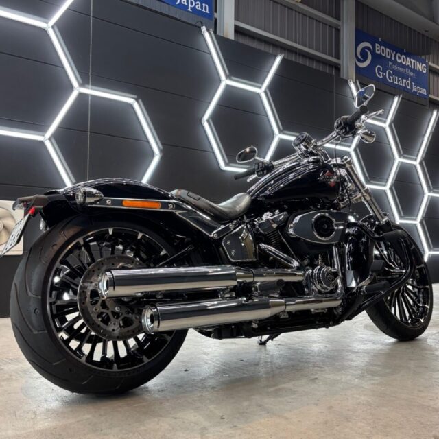 徳島県三好市カーコーティング専門店SOUPにて、新車 ハーレーダビッドソン ブレイクアウト FXBR へ SystemX PRO セラミックコーティングを施工。 重厚なブラックボディに深い艶と強靭な保護膜を形成し、長期間美しいコンディションを維持。