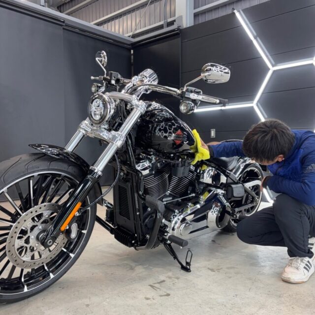 徳島県三好市カーコーティング専門店SOUPにて、新車 ハーレーダビッドソン ブレイクアウト FXBR へ SystemX PRO セラミックコーティングを施工。 重厚なブラックボディに深い艶と強靭な保護膜を形成し、長期間美しいコンディションを維持。
