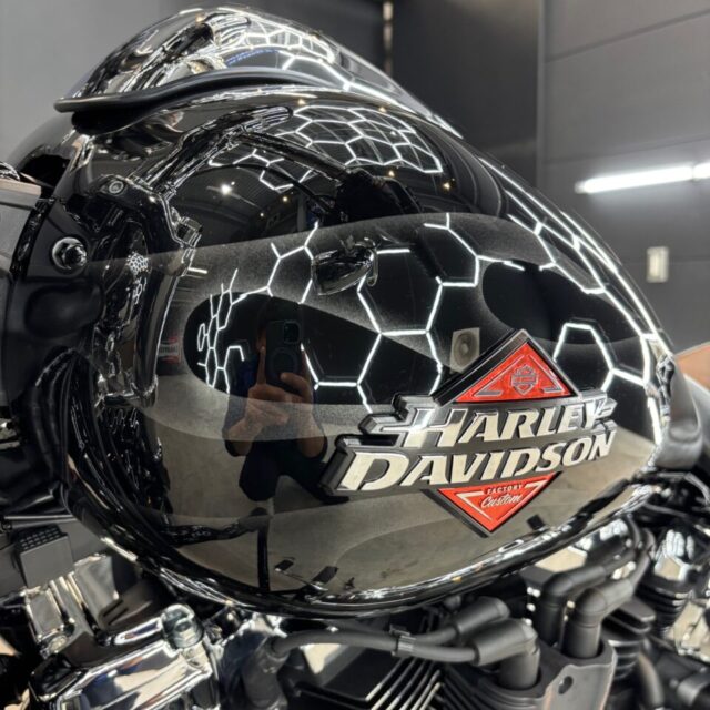 徳島県三好市カーコーティング専門店SOUPにて、新車 ハーレーダビッドソン ブレイクアウト FXBR へ SystemX PRO セラミックコーティングを施工。 重厚なブラックボディに深い艶と強靭な保護膜を形成し、長期間美しいコンディションを維持。