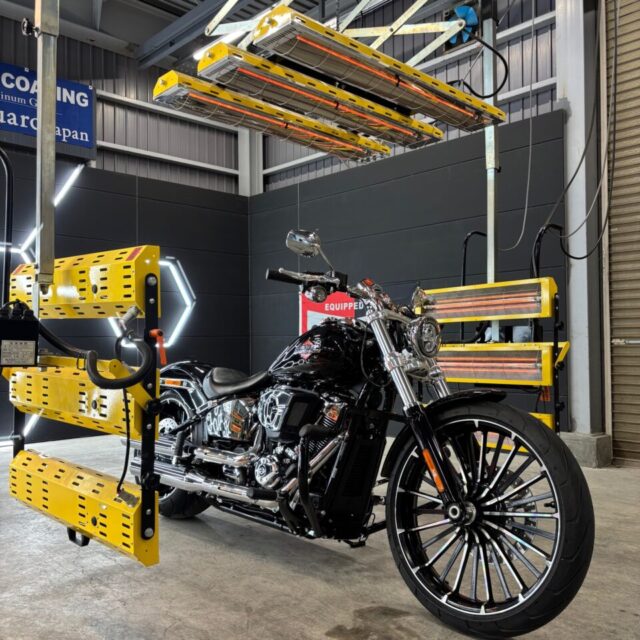 徳島県三好市カーコーティング専門店SOUPにて、遠赤外線ヒーターを使用した加熱乾燥工程。 SystemX PRO バイクコーティングの艶・撥水性・耐久性能を最大限に引き出す重要な仕上げ工程。