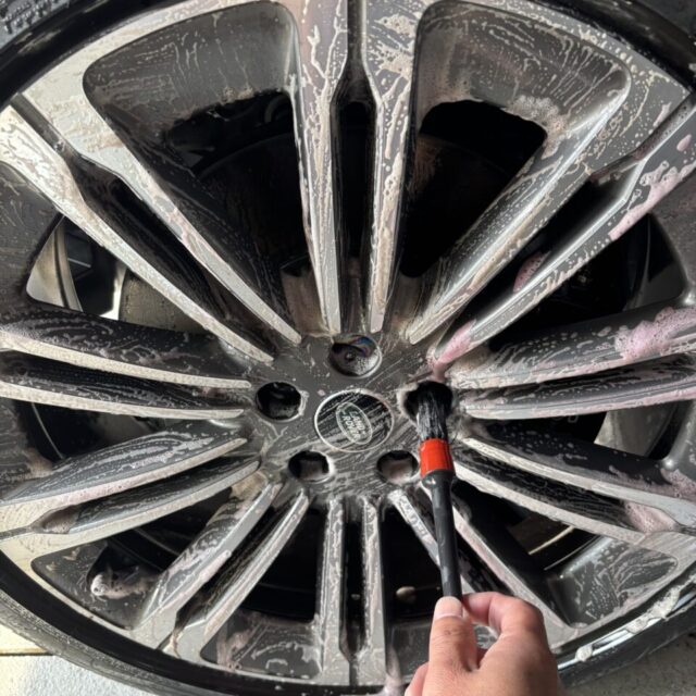 洗浄・下地処理：不純物の徹底除去
SOUPでメンテナンス施工中のL460 レンジローバー。コーティングの性能を再活性化させるため、まずは丁寧な細部洗浄で蓄積した汚れをリセット。この緻密な下地処理こそが、後工程のセラミックコーティングローションの密着性と撥水性能を最大化させる鍵となります。