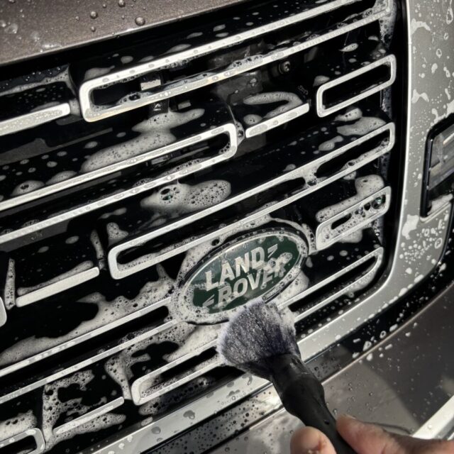 洗浄・下地処理：不純物の徹底除去
SOUPでメンテナンス施工中のL460 レンジローバー。コーティングの性能を再活性化させるため、まずは丁寧な細部洗浄で蓄積した汚れをリセット。この緻密な下地処理こそが、後工程のセラミックコーティングローションの密着性と撥水性能を最大化させる鍵となります。