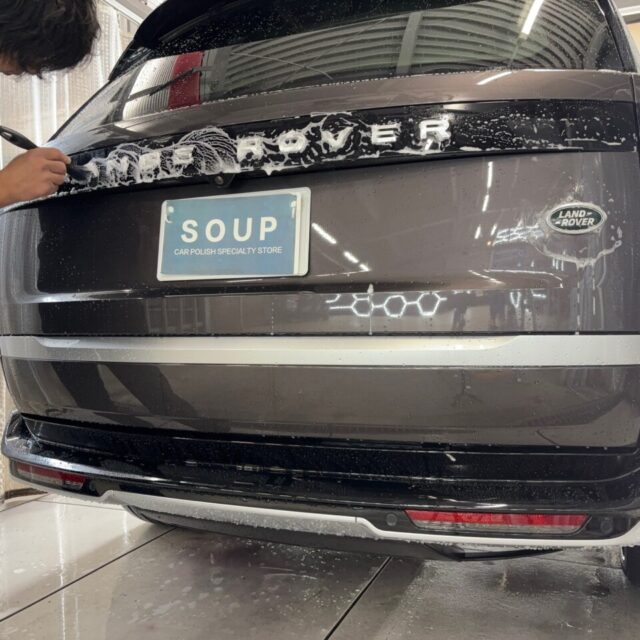 洗浄・下地処理：不純物の徹底除去
SOUPでメンテナンス施工中のL460 レンジローバー。コーティングの性能を再活性化させるため、まずは丁寧な細部洗浄で蓄積した汚れをリセット。この緻密な下地処理こそが、後工程のセラミックコーティングローションの密着性と撥水性能を最大化させる鍵となります。