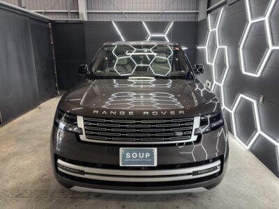 施工完了：圧倒的なプレゼンスと深み 徳島県三好市のカーコーティング専門店SOUPにて、ランドローバー L460 レンジローバーのSystemXセラミックコーティング・メンテナンスが完了。トップコートに専用セラミックコーティングローションを塗布し、さらなる膜厚感と滑らかな手触りを実現。最高峰の保護膜が放つ深い艶が、レンジローバーの気品をより一層際立たせます。