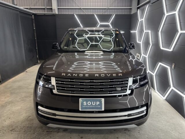 施工完了：圧倒的なプレゼンスと深み 徳島県三好市のカーコーティング専門店SOUPにて、ランドローバー L460 レンジローバーのSystemXセラミックコーティング・メンテナンスが完了。トップコートに専用セラミックコーティングローションを塗布し、さらなる膜厚感と滑らかな手触りを実現。最高峰の保護膜が放つ深い艶が、レンジローバーの気品をより一層際立たせます。