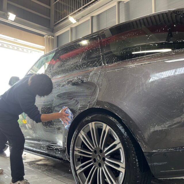 洗浄・下地処理：不純物の徹底除去
SOUPでメンテナンス施工中のL460 レンジローバー。コーティングの性能を再活性化させるため、まずは丁寧な細部洗浄で蓄積した汚れをリセット。この緻密な下地処理こそが、後工程のセラミックコーティングローションの密着性と撥水性能を最大化させる鍵となります。