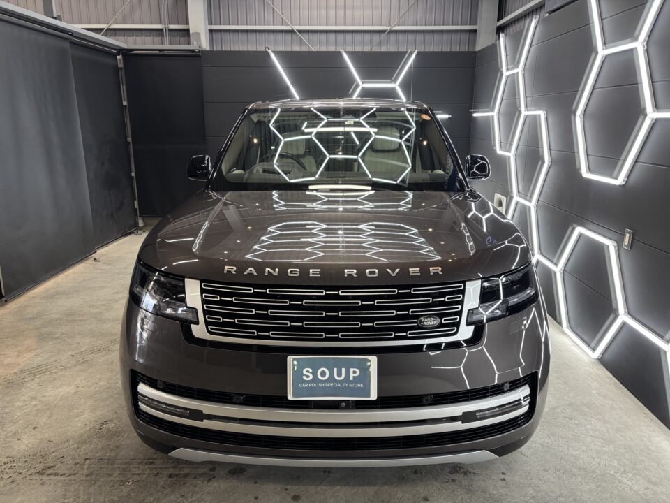 施工完了：圧倒的なプレゼンスと深み 徳島県三好市のカーコーティング専門店SOUPにて、ランドローバー L460 レンジローバーのSystemXセラミックコーティング・メンテナンスが完了。トップコートに専用セラミックコーティングローションを塗布し、さらなる膜厚感と滑らかな手触りを実現。最高峰の保護膜が放つ深い艶が、レンジローバーの気品をより一層際立たせます。