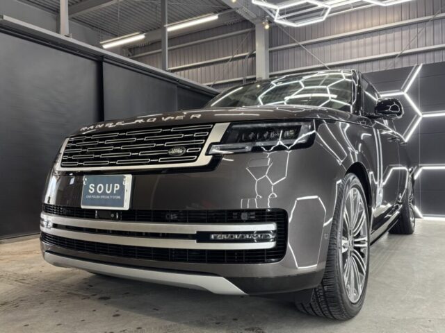 施工完了：圧倒的なプレゼンスと深み 徳島県三好市のカーコーティング専門店SOUPにて、ランドローバー L460 レンジローバーのSystemXセラミックコーティング・メンテナンスが完了。トップコートに専用セラミックコーティングローションを塗布し、さらなる膜厚感と滑らかな手触りを実現。最高峰の保護膜が放つ深い艶が、レンジローバーの気品をより一層際立たせます。