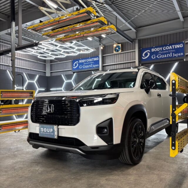 徳島県三好市のカーコーティング専門店SOUPにて、遠赤外線ヒーターで加熱乾燥中の新車 ホンダ DG5 WR-V。
G.Guard 3層ガラスコーティングの艶・撥水・耐久性能を最大限に高め、長く安心して乗れる仕上がりに。