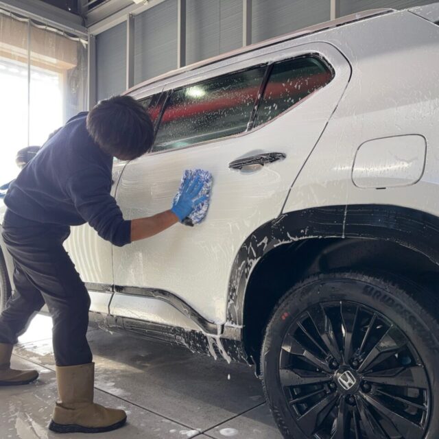 徳島県三好市のカーコーティング専門店SOUPで施工中の新車 ホンダ DG5 WR-V。
G.Guard施工前に、専用ケミカルを使用した丁寧な洗浄と下地処理を行い、コーティング性能を最大限に引き出します。