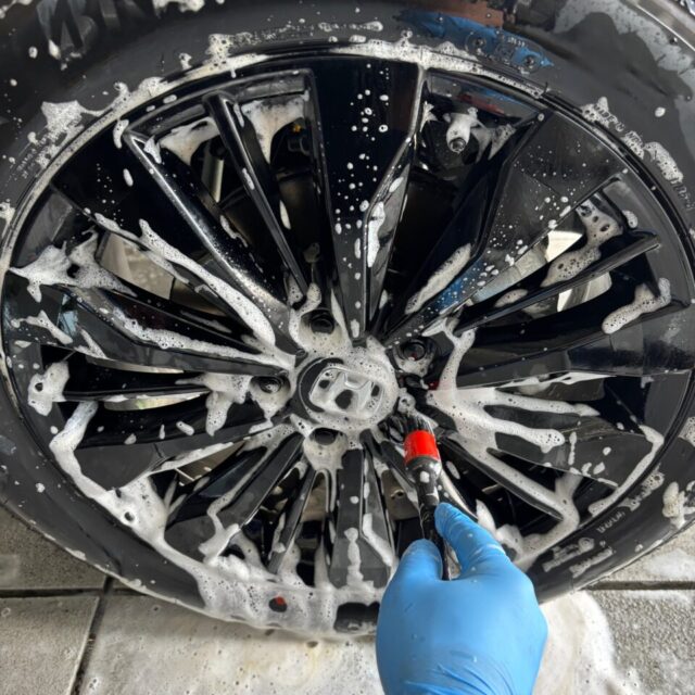 徳島県三好市のカーコーティング専門店SOUPで施工中の新車 ホンダ DG5 WR-V。
G.Guard施工前に、専用ケミカルを使用した丁寧な洗浄と下地処理を行い、コーティング性能を最大限に引き出します。