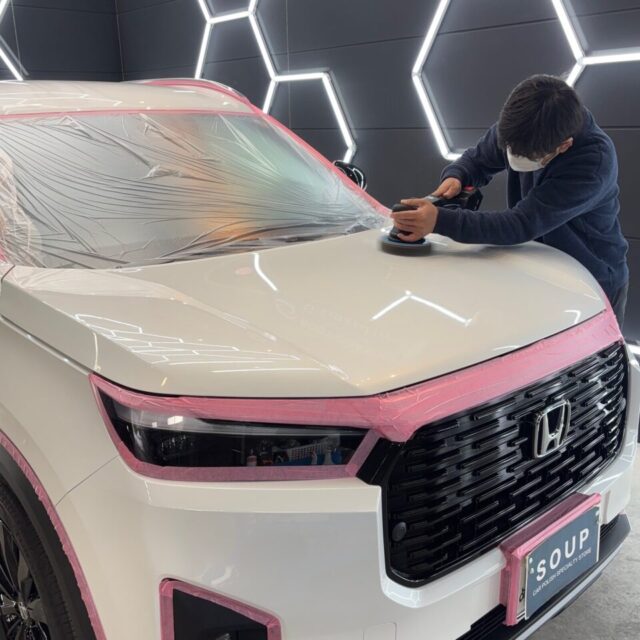 新車 ホンダ DG5 WR-Vに、徳島県三好市のカーコーティング専門店SOUPがボディ研磨と3層ガラスコーティング G.Guardを施工。
塗装本来の艶と透明感を引き出し、新車以上の美しい仕上がりへ導きます。