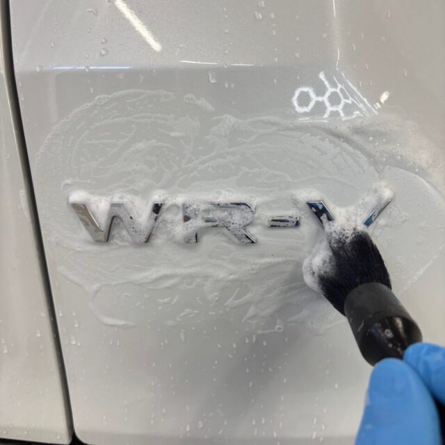 徳島県三好市のカーコーティング専門店SOUPで施工中の新車 ホンダ DG5 WR-V。
G.Guard施工前に、専用ケミカルを使用した丁寧な洗浄と下地処理を行い、コーティング性能を最大限に引き出します。