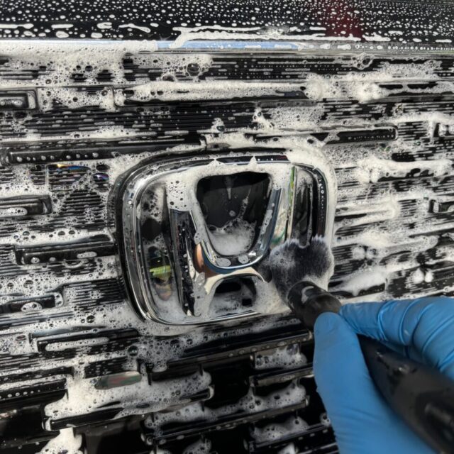 徳島県三好市のカーコーティング専門店SOUPで施工中の新車 ホンダ DG5 WR-V。
G.Guard施工前に、専用ケミカルを使用した丁寧な洗浄と下地処理を行い、コーティング性能を最大限に引き出します。