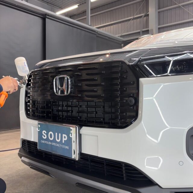徳島県三好市のカーコーティング専門店SOUPにて、新車 ホンダ DG5 WR-VへG.Guard 3層ガラスコーティングをスプレーガン施工。
均一でムラのない塗布により、細部まで安定した被膜形成を実現するプロならではの施工工程です。