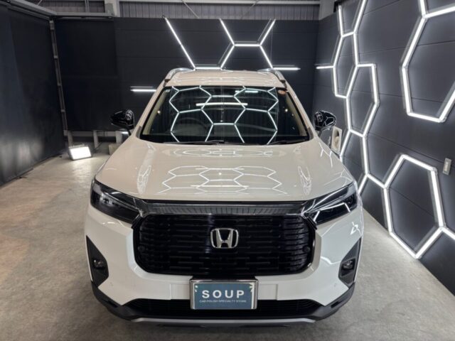 徳島県三好市のカーコーティング専門店SOUPにて、新車 ホンダ DG5 WR-Vへ3層ガラスコーティング「G.Guard」を施工。
ガラス被膜を重ねることで、深い艶と高い耐久性を実現し、美しいボディを長期間保護します。