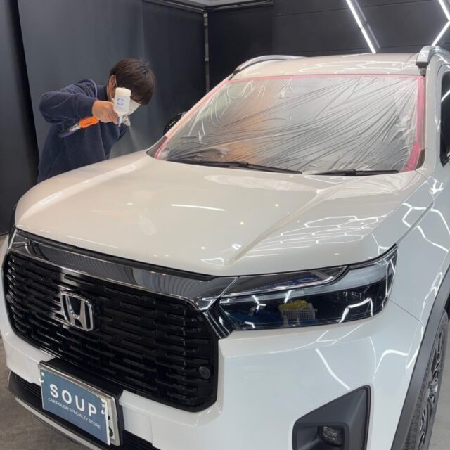 徳島県三好市のカーコーティング専門店SOUPにて、新車 ホンダ DG5 WR-VへG.Guard 3層ガラスコーティングをスプレーガン施工。
均一でムラのない塗布により、細部まで安定した被膜形成を実現するプロならではの施工工程です。