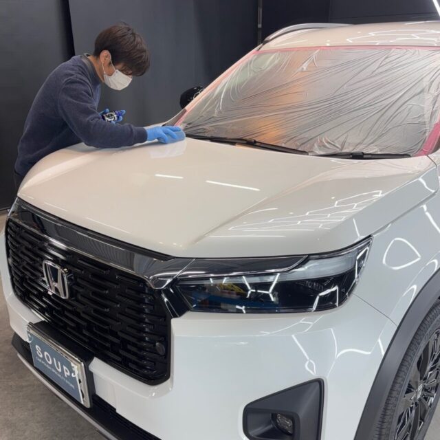 徳島県三好市のカーコーティング専門店SOUPにて、新車 ホンダ DG5 WR-VへG.Guard 3層ガラスコーティングをスプレーガン施工。
均一でムラのない塗布により、細部まで安定した被膜形成を実現するプロならではの施工工程です。