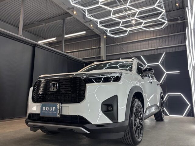 徳島県三好市のカーコーティング専門店SOUPにて、新車 ホンダ DG5 WR-Vへ3層ガラスコーティング「G.Guard」を施工。
ガラス被膜を重ねることで、深い艶と高い耐久性を実現し、美しいボディを長期間保護します。