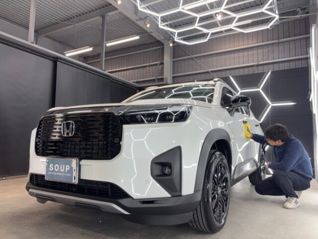 徳島県三好市のカーコーティング専門店SOUPにて、新車 ホンダ DG5 WR-Vへ3層ガラスコーティング「G.Guard」を施工。
ガラス被膜を重ねることで、深い艶と高い耐久性を実現し、美しいボディを長期間保護します。